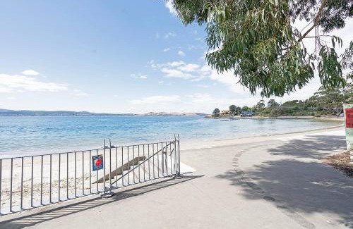 Sandy Bay Wohnung | 'Braelands by the Beach' Sun-kissed Sandy Bay Escape