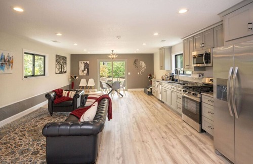 Alta Sierra Haus | Brand New 1,000 sq' Guesthouse on Gorgeous Gated Estate! Hot Tub Chef's Kitchen