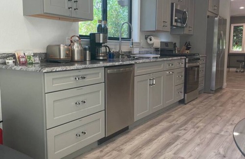 Alta Sierra Haus | Brand New 1,000 sq' Guesthouse on Gorgeous Gated Estate! Hot Tub Chef's Kitchen