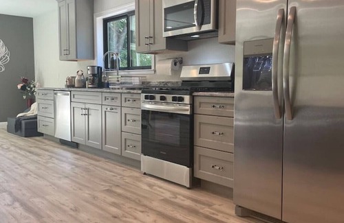 Alta Sierra Haus | Brand New 1,000 sq' Guesthouse on Gorgeous Gated Estate! Hot Tub Chef's Kitchen