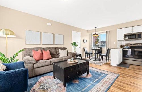 Roseville Wohnung | Brand New! 1BR Lower Flat near Downtown Roseville