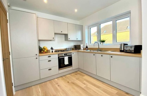 Poole Haus | Brand NEW 2 bedroom house - garden & parking +wifi