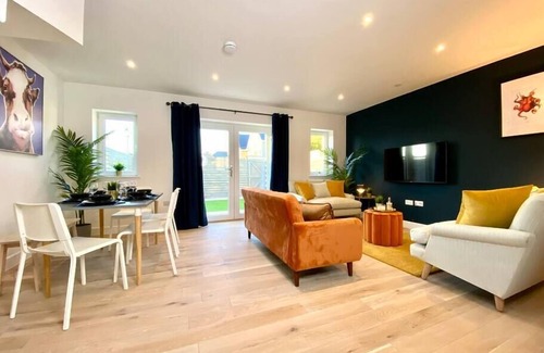 Poole Haus | Brand NEW 2 bedroom house - garden & parking +wifi