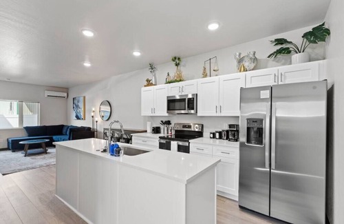 West Central Wohnung | Brand New 2BD, 1.5BTH Triplex Unit Near Downtown!