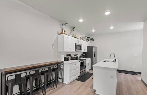 West Central Wohnung | Brand New 2BD, 1.5BTH Triplex Unit Near Downtown!