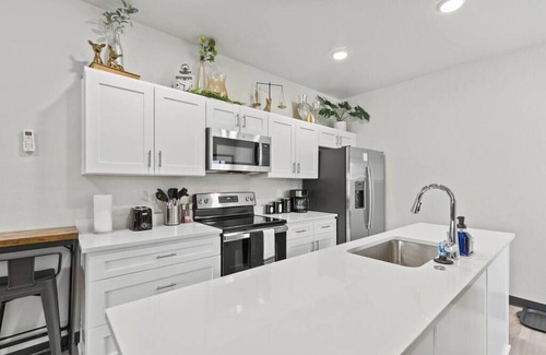 West Central Wohnung | Brand New 2BD, 1.5BTH Triplex Unit Near Downtown!