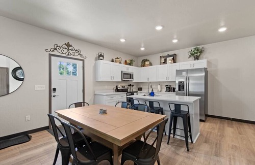 West Central Wohnung | Brand New 3BD, 2.5BTH Triplex Unit Near DT Spokane