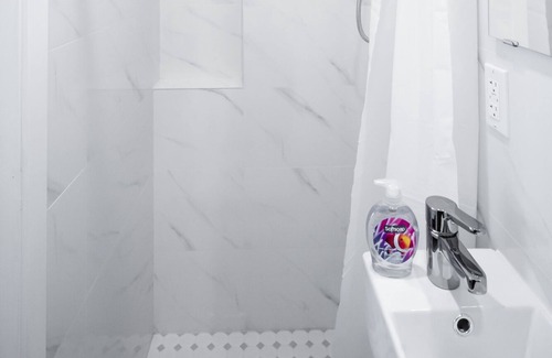 Queens Wohnung | Brand New Beaut 3-4 bdrm 4 bath! Outdr Kit! Free Parking!