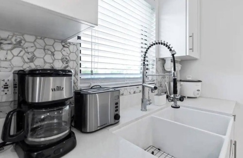 Bodden Town Wohnung | Brand new build, 10 min stroll to the beach, 7 min drive to stores/restaurants