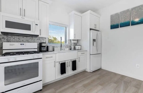 Bodden Town Wohnung | Brand new build, 10 min stroll to the beach, 7 min drive to stores/restaurants