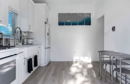 Bodden Town Wohnung | Brand new build, 10 min stroll to the beach, 7 min drive to stores/restaurants