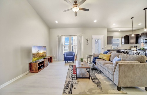 Twin Falls Haus | ✨ Brand NEW construction house in Sunterra ☀️