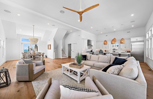 South Beach Haven Haus | BRAND NEW HOUSE with POOL and HOTTUB - one off the beach