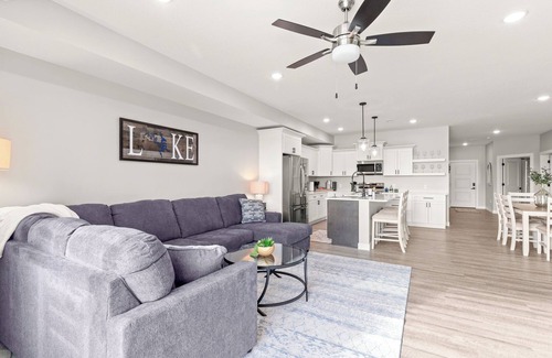 Camdenton Eigentumswohnung | *Brand New - Lake front~ Screened in Porch ~ 2 PWC & 12 x 32 slip