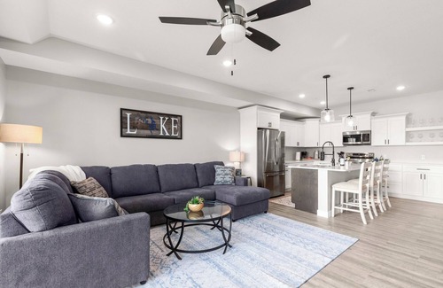 Camdenton Eigentumswohnung | *Brand New - Lake front~ Screened in Porch ~ 2 PWC & 12 x 32 slip