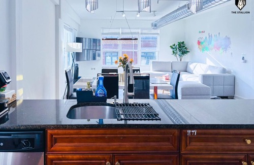 Downtown Memphis Wohnung | BRAND NEW Modern Spacious Loft in Downtown with free parking