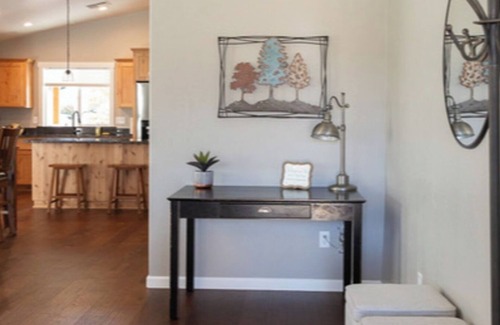 Grants Pass Haus | Brand New/Self Check-In/Smart TV/Full Kitchen/Quiet Neighborhood