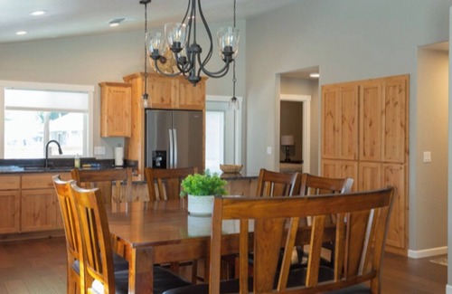 Grants Pass Haus | Brand New/Self Check-In/Smart TV/Full Kitchen/Quiet Neighborhood