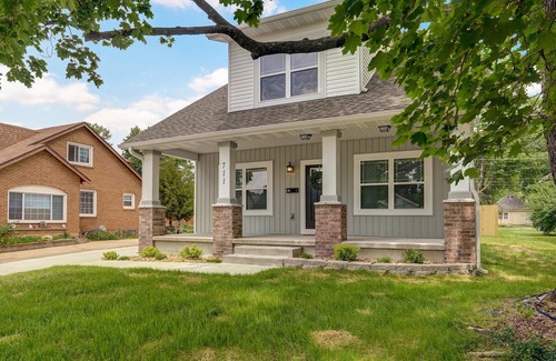 Springfield Haus | Brand NEW Spacious 5-bedroom house in awesome Springfield near MSU and Mercy