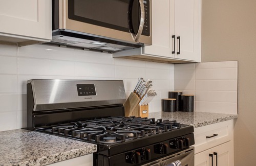 Raynolds Addition Eigentumswohnung | Brand New Stylish Condo Close to Old Town and Downtown