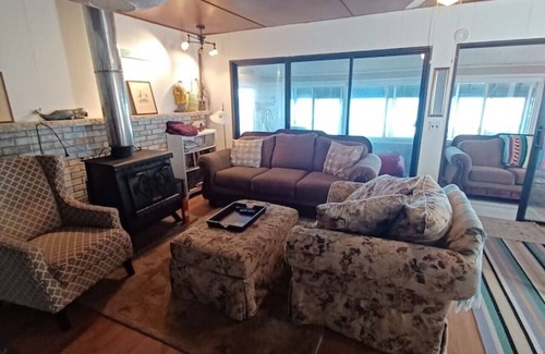 Au Gres Haus | Brawny Lass - AuGres