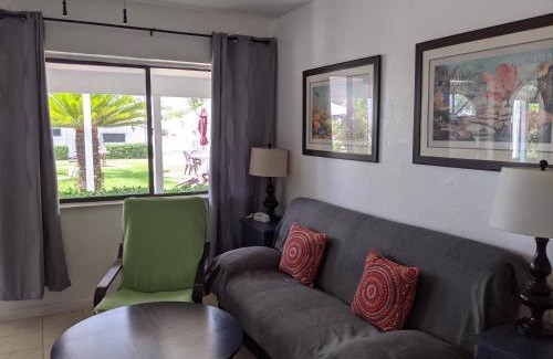 Lauderdale-by-the-Sea Hotel | Breakaway Inn Guest House