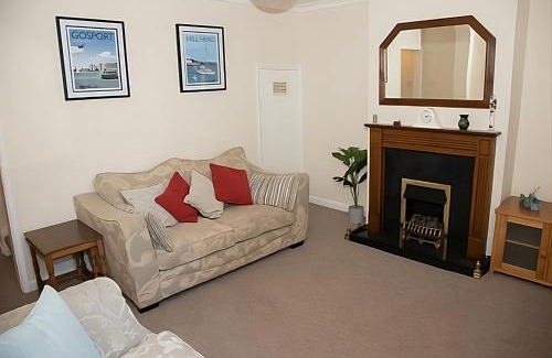 Fareham Haus | Breakfast With A View Free Parking and Water Access