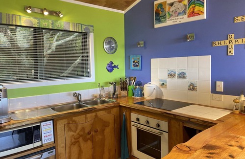 Ahipara Haus | "Breakview" - quiet, comfortable bach with a spa pool, for families and surfers.