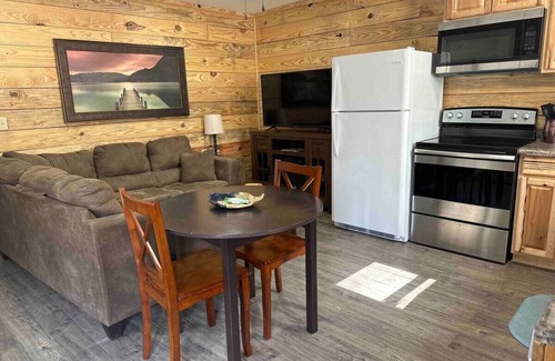 Tie Plant Kabine | Bream Shack-2 bedroom cabin with spacious parking