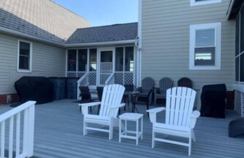 Upper Fairmount Haus | Breath-Taking Family Retreat On The Water!