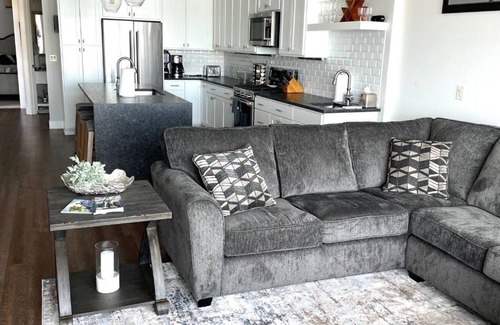 Polson Eigentumswohnung | Breath Taking Waterfront View- family sized condo! End Unit