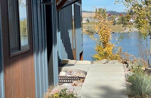 Polson Eigentumswohnung | Breath Taking Waterfront View- family sized condo! End Unit