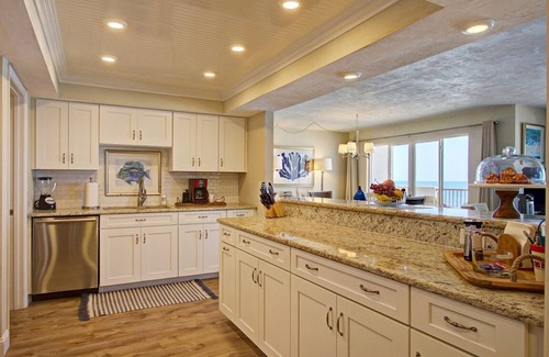 Daytona Beach Shores Eigentumswohnung | Oceanfront Penthouse - 40 'privater Balkon, direkt am Daytona Beach, W / Video