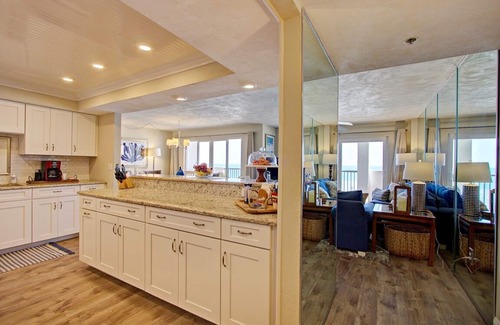 Daytona Beach Shores Eigentumswohnung | Oceanfront Penthouse - 40 'privater Balkon, direkt am Daytona Beach, W / Video