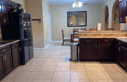 Southaven Haus | Breathtaking 9 BR Retreat with Private Pool, Lake View, & Expansive Backyard.