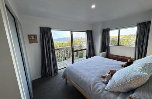 Cable Bay Haus | Breathtaking Bay Views & Walk to Coopers Beach