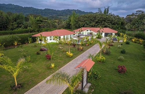 Palma Quemada Haus | Breathtaking Custom Home-Guest House Walk to “Playa Linda” and to “Rio Hatillo”