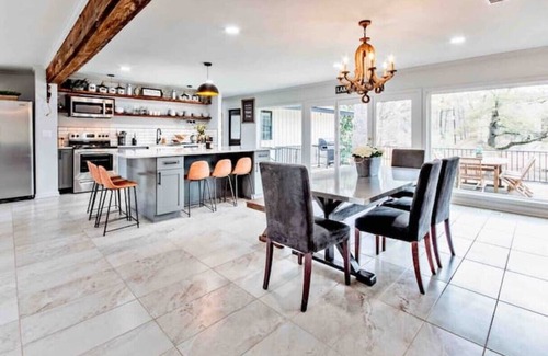 Raleigh Haus | 》Breathtaking Lake WaterFront Home Retreat w Pool《