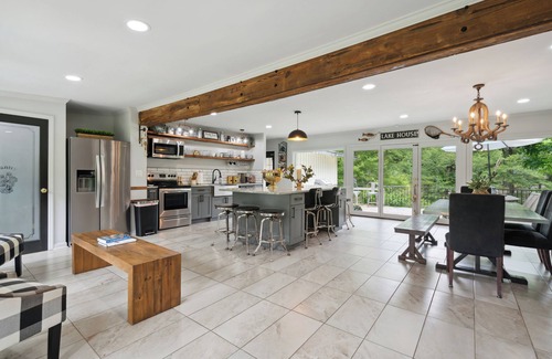 Raleigh Haus | 》Breathtaking Lake WaterFront Home Retreat w Pool《