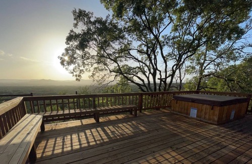 Utopia Haus | Breathtaking Utopian Hill Top Views 5/2 Log Home w/Hot tub