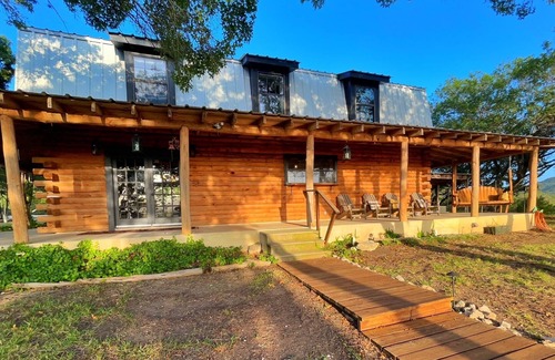 Utopia Haus | Breathtaking Utopian Hill Top Views 5/2 Log Home w/Hot tub