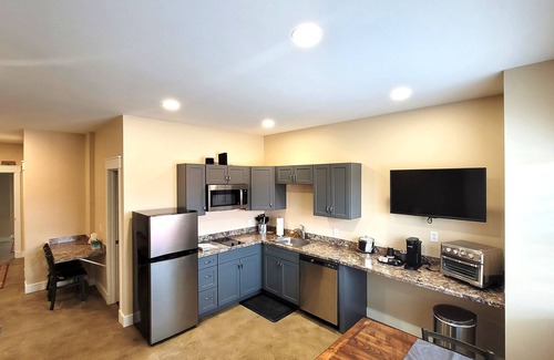 Grove City Wohnung | Breckenridge Suites #6 - Cozy 1-Bedroom Suite with Fully Equipped Kitchen
