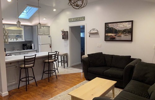 Bourne Haus | Breezeway Cottage Cheerful 3 Bed/2 Bath home