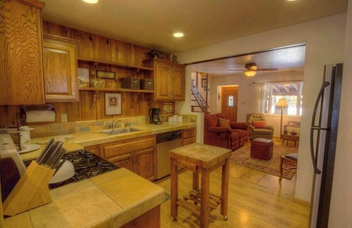 Bijou Pines Haus | Classic Cabin, Eingezäunter Hof, BBQ, 2 Kamine, Deck, See in der Nähe (CYH0840)