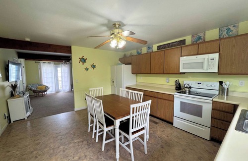 Deep Hole Haus | Breezy Retreat - Pet Friendly - Shared Dock - Linens and Towels Not Provided