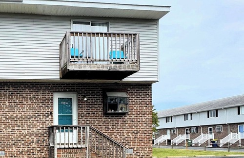 Deep Hole Haus | Breezy Retreat - Pet Friendly - Shared Dock - Linens and Towels Not Provided