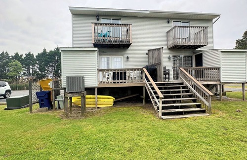 Deep Hole Haus | Breezy Retreat - Pet Friendly - Shared Dock - Linens and Towels Not Provided