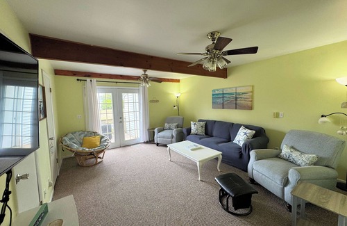 Deep Hole Haus | Breezy Retreat - Pet Friendly - Shared Dock - Linens and Towels Not Provided