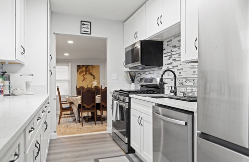 Waukegan Haus | Breezy Vista by Naval Base