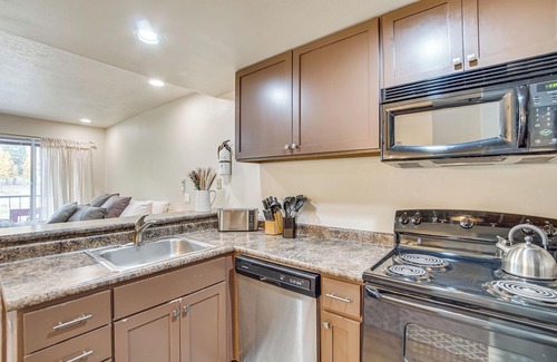 Brian Head Wohnung | Brian Head Studio Condo w/ Balcony + Mountain View